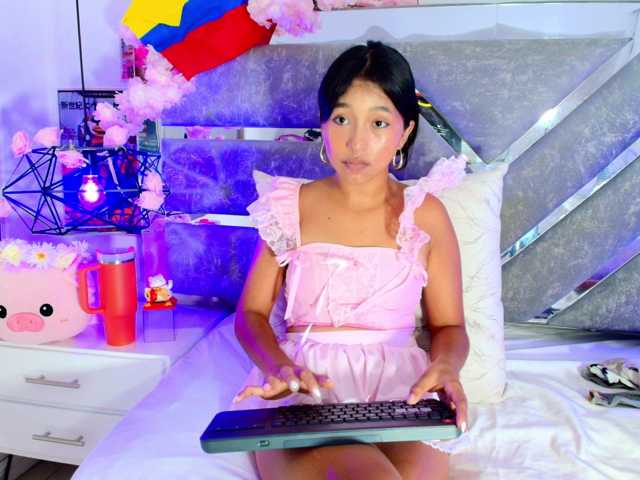 Realdoncella live cam on BongaCams