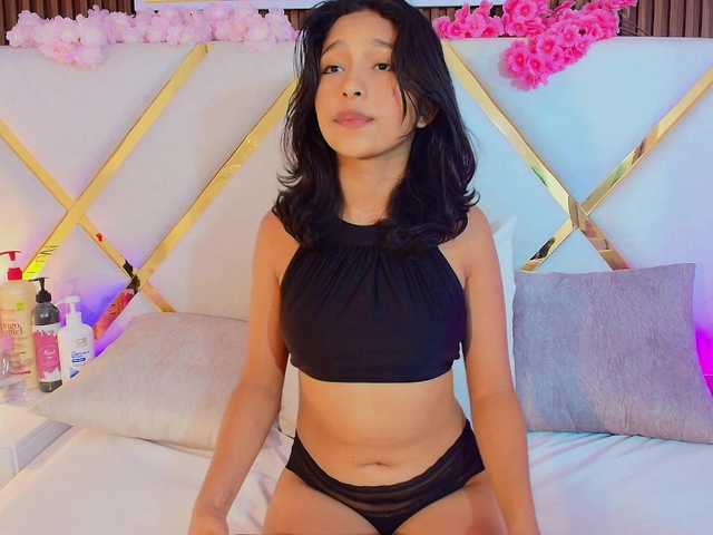 Realdoncella live cam on BongaCams