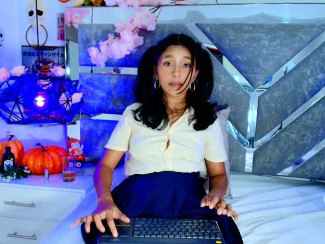 Realdoncella live cam on BongaCams