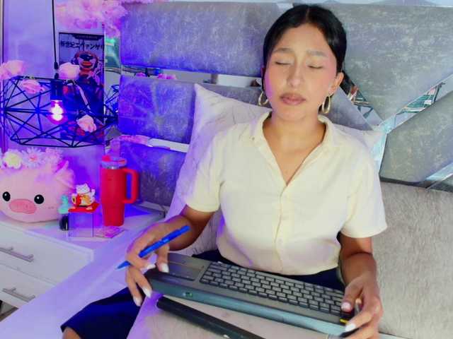 Realdoncella live cam on BongaCams
