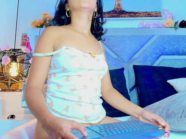 Realdoncella live cam on BongaCams