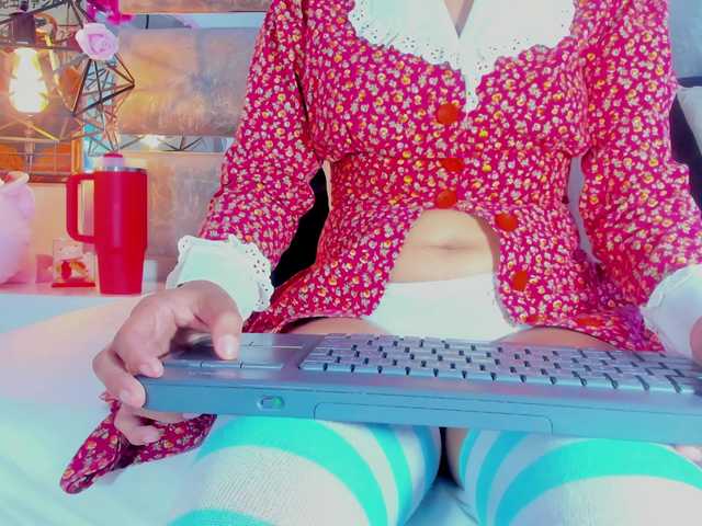 Realdoncella live cam on BongaCams