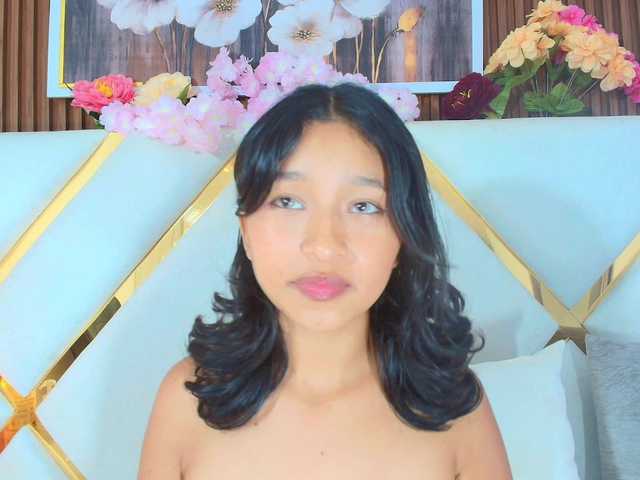 Realdoncella live cam on BongaCams