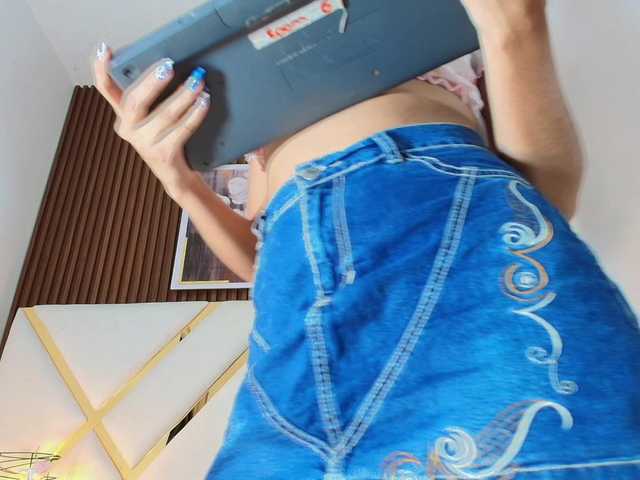 Realdoncella live cam on BongaCams