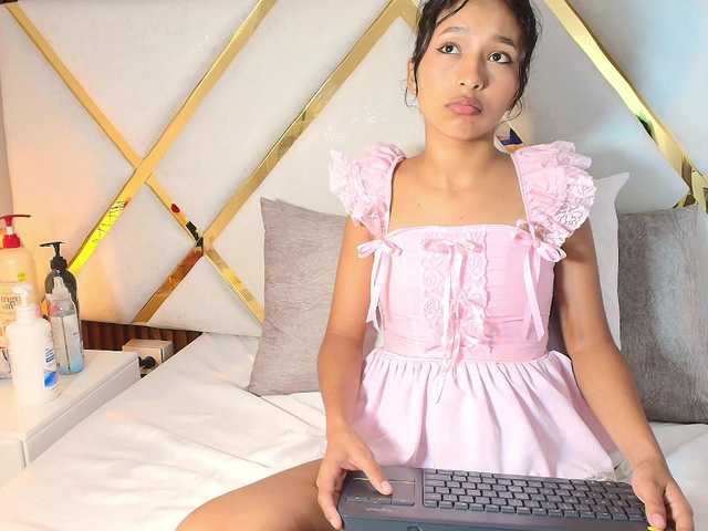 Realdoncella live cam on BongaCams