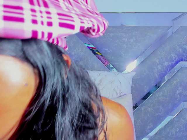 Realdoncella live cam on BongaCams