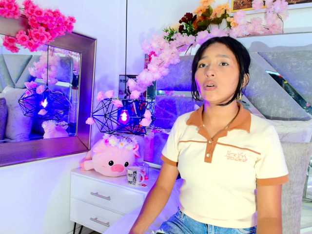 Realdoncella live cam on BongaCams