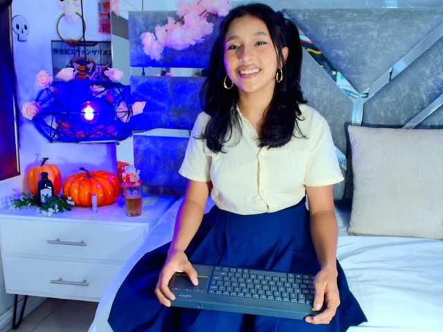 Realdoncella live cam on BongaCams