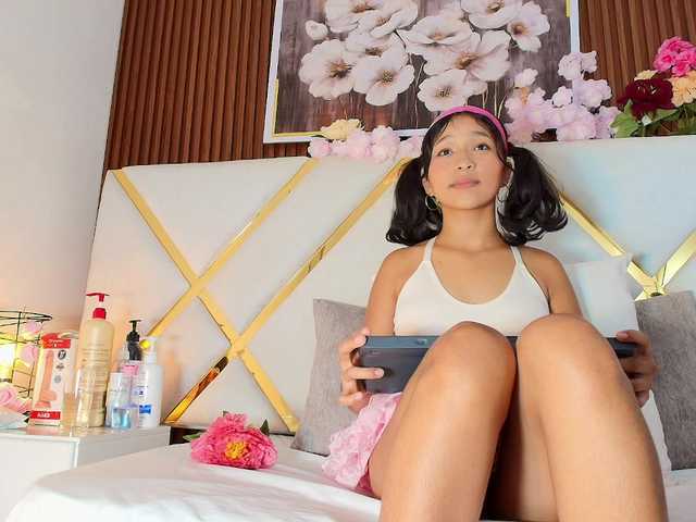 Realdoncella live cam on BongaCams