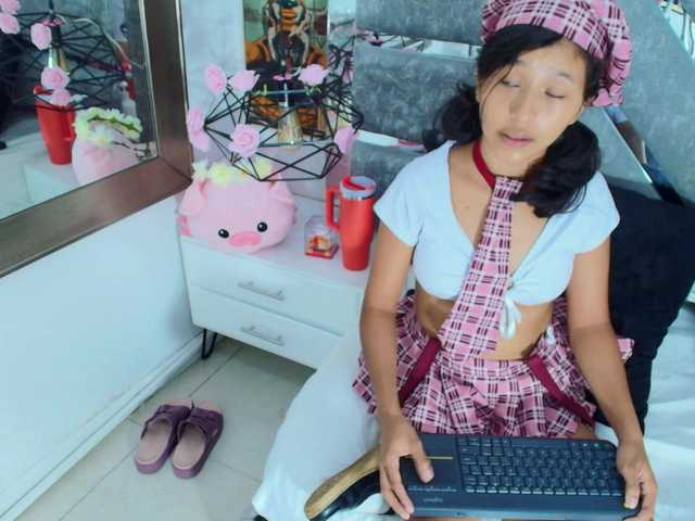 Realdoncella live cam on BongaCams
