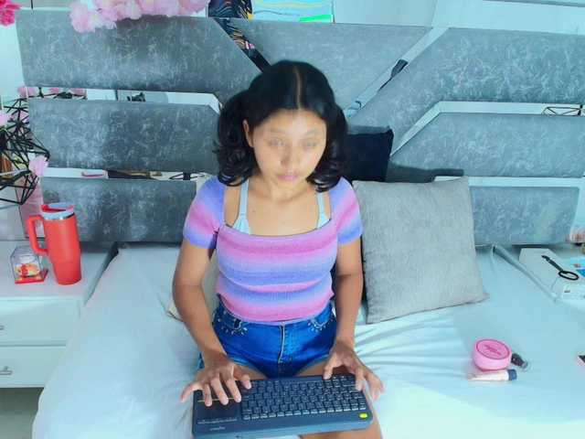 Realdoncella live cam on BongaCams
