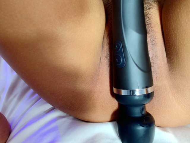 Realdoncella live cam on BongaCams