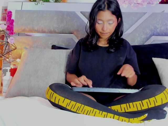 Realdoncella live cam on BongaCams