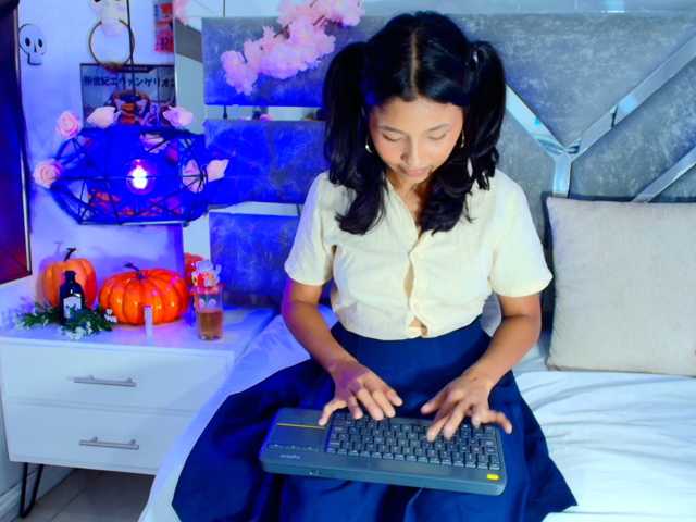 Realdoncella live cam on BongaCams