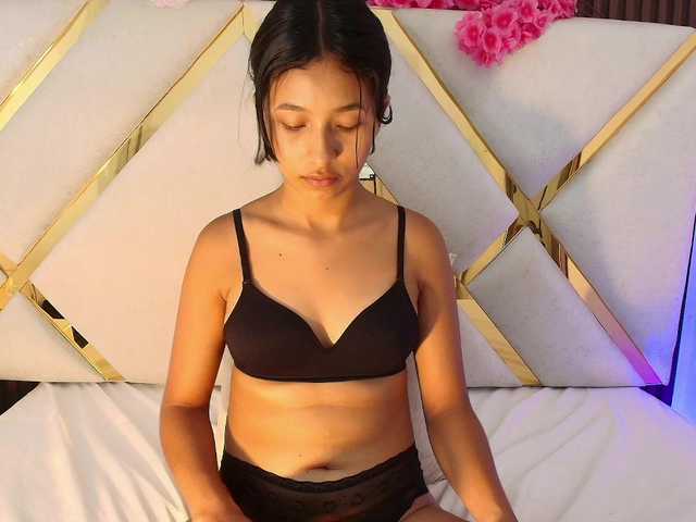 Realdoncella live cam on BongaCams