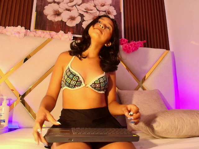 Realdoncella live cam on BongaCams
