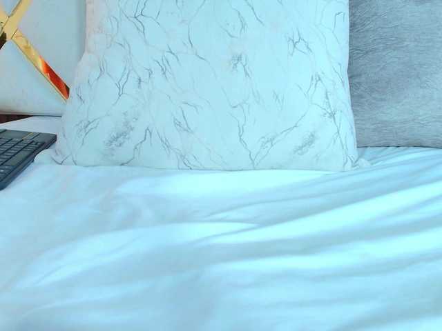 Realdoncella live cam on BongaCams