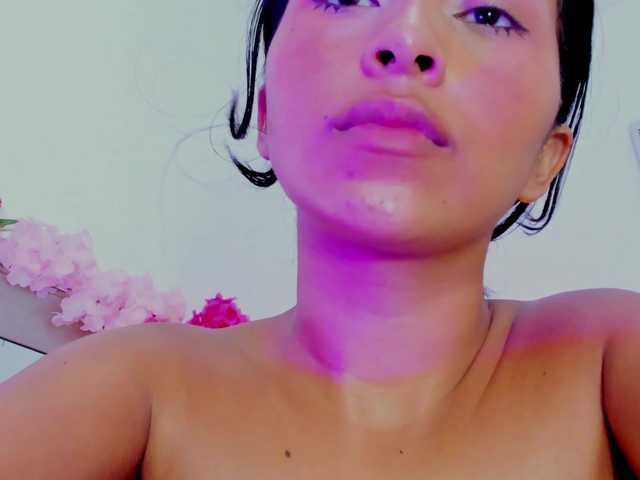 Realdoncella live cam on BongaCams