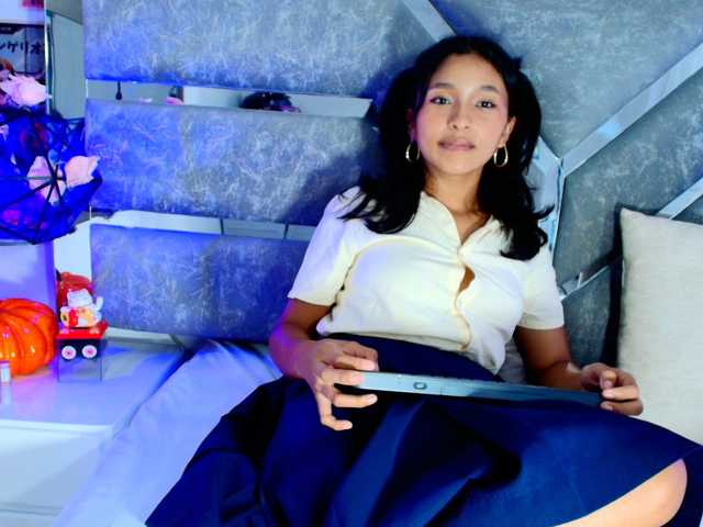 Realdoncella live cam on BongaCams
