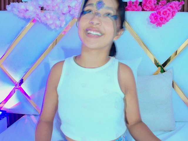 Realdoncella live cam on BongaCams