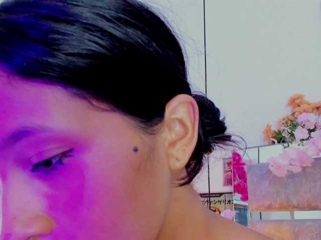 Realdoncella live cam on BongaCams