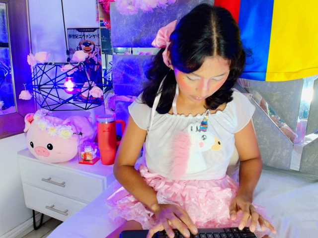 Realdoncella live cam on BongaCams