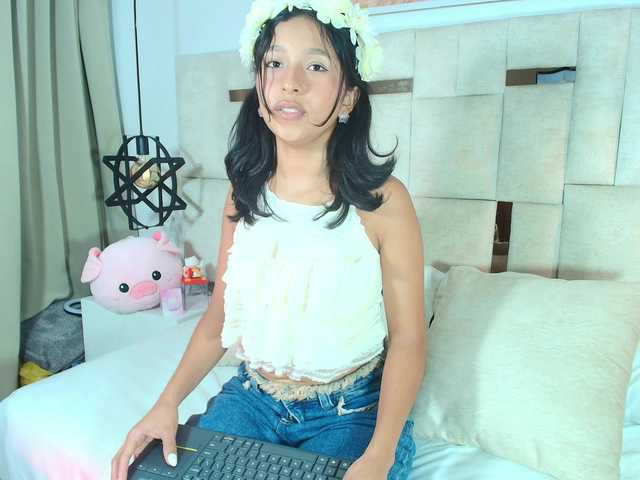 Realdoncella live cam on BongaCams