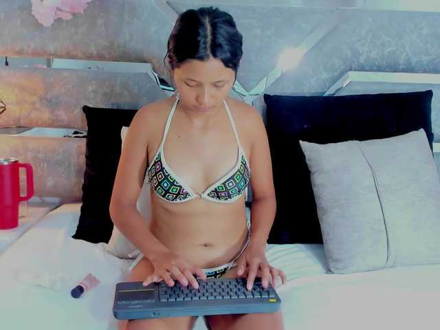 Realdoncella live cam on BongaCams