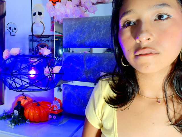 Realdoncella live cam on BongaCams
