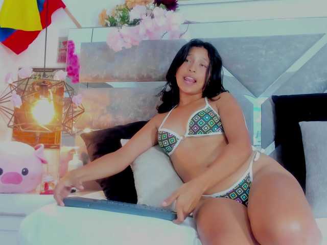 Realdoncella live cam on BongaCams