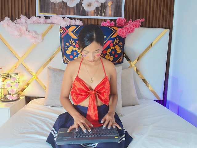 Realdoncella live cam on BongaCams