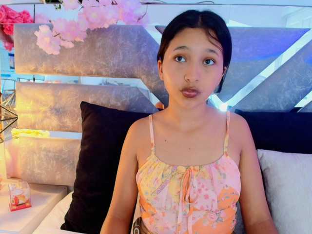 Realdoncella live cam on BongaCams