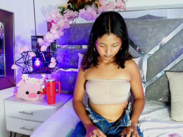 Realdoncella live cam on BongaCams