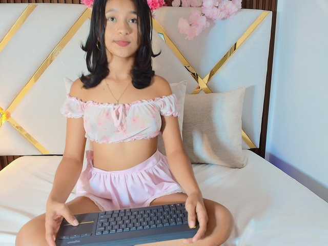 Realdoncella live cam on BongaCams