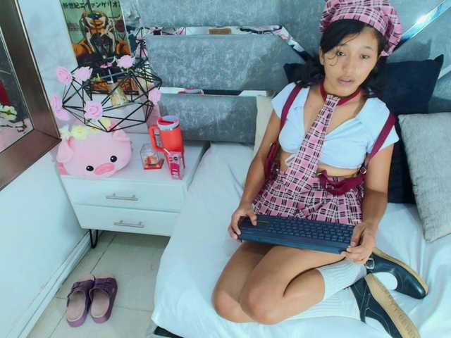 Realdoncella live cam on BongaCams