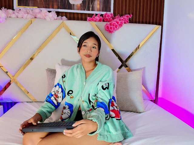 Realdoncella live cam on BongaCams