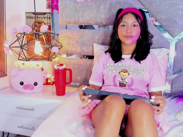 Realdoncella live cam on BongaCams