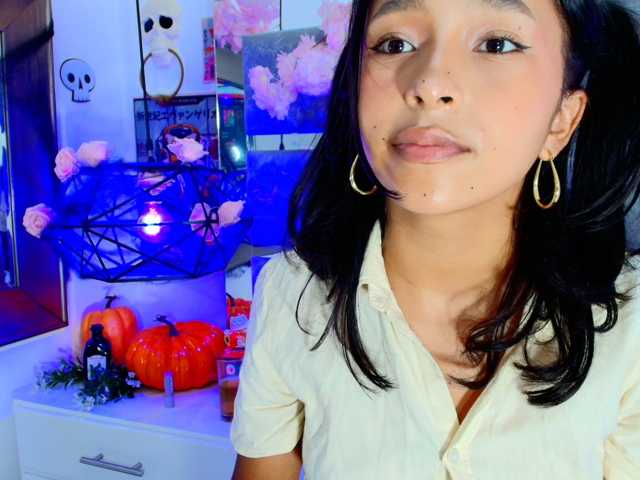 Realdoncella live cam on BongaCams