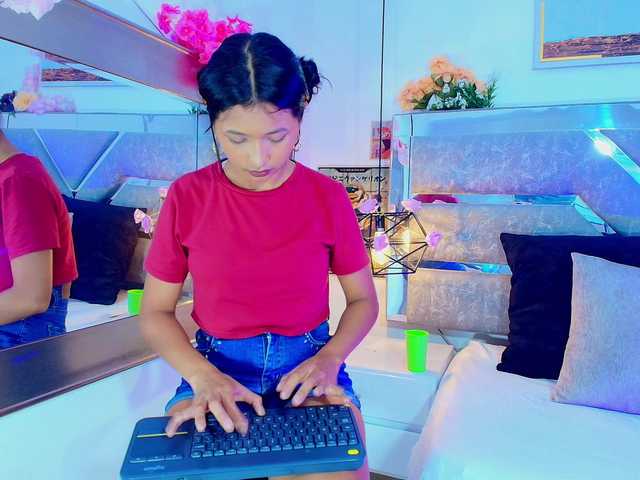 Realdoncella live cam on BongaCams