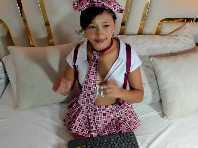 Realdoncella live cam on BongaCams