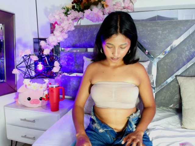 Realdoncella live cam on BongaCams