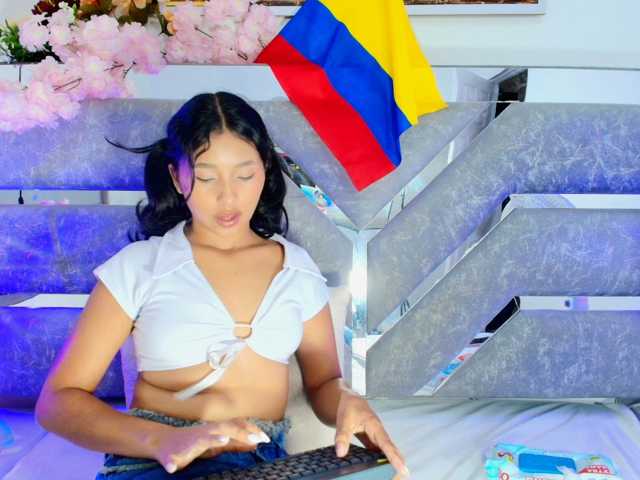 Realdoncella live cam on BongaCams