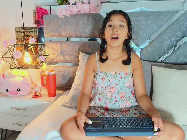 Realdoncella live cam on BongaCams