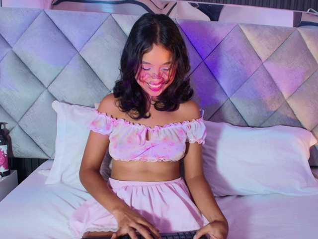 Realdoncella live cam on BongaCams