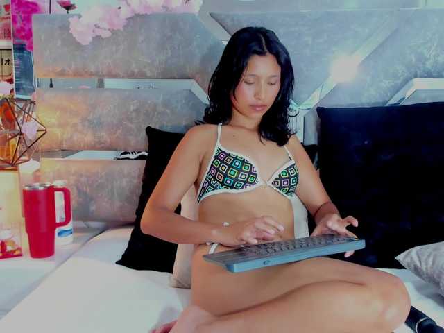 Realdoncella live cam on BongaCams