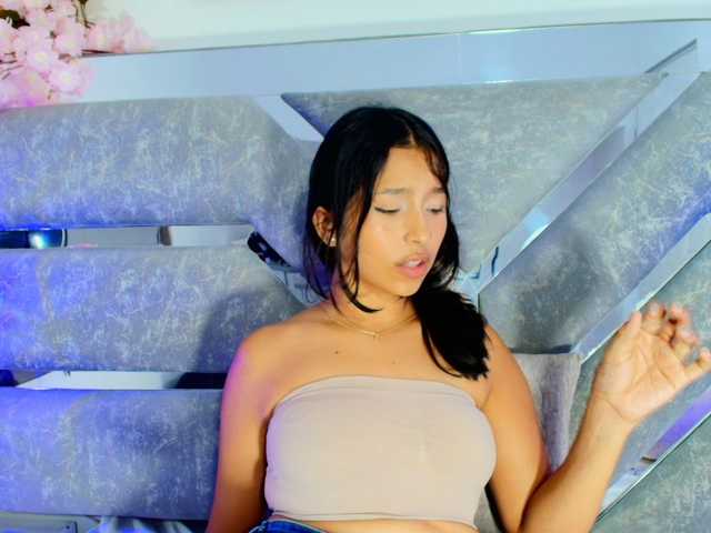 Realdoncella live cam on BongaCams