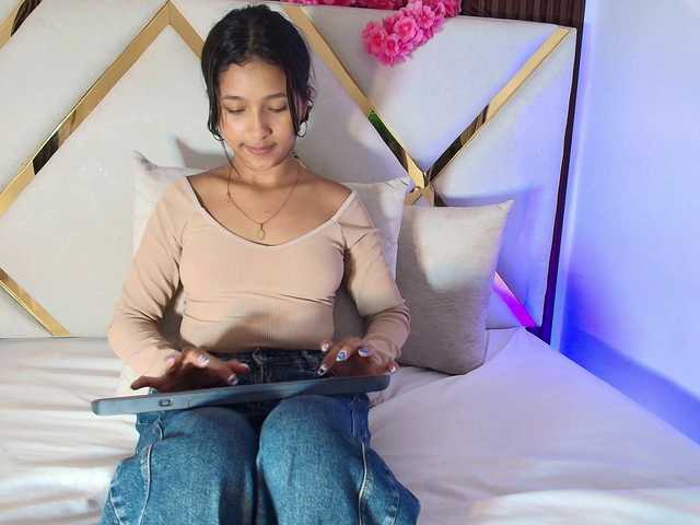 Realdoncella live cam on BongaCams