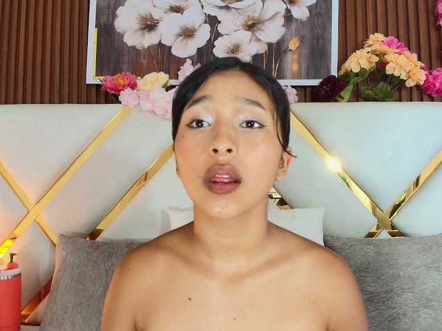 Realdoncella live cam on BongaCams