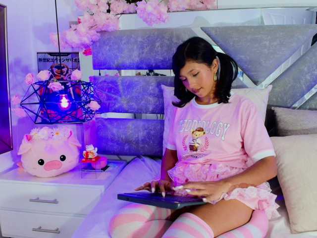 Realdoncella live cam on BongaCams