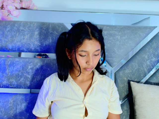 Realdoncella live cam on BongaCams